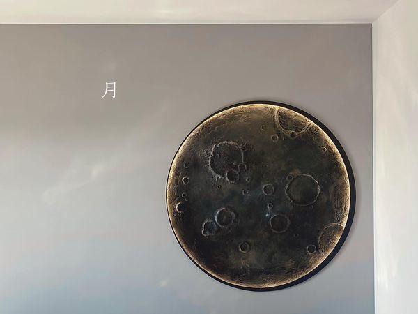 深淺不一的深灰色調是設計師堅持